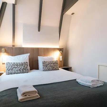 Apartment Rooftop Retreat