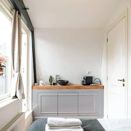 Apartment Rooftop Retreat